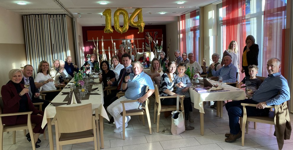 Prost, es wird auf die Jubilarin angestoßen.