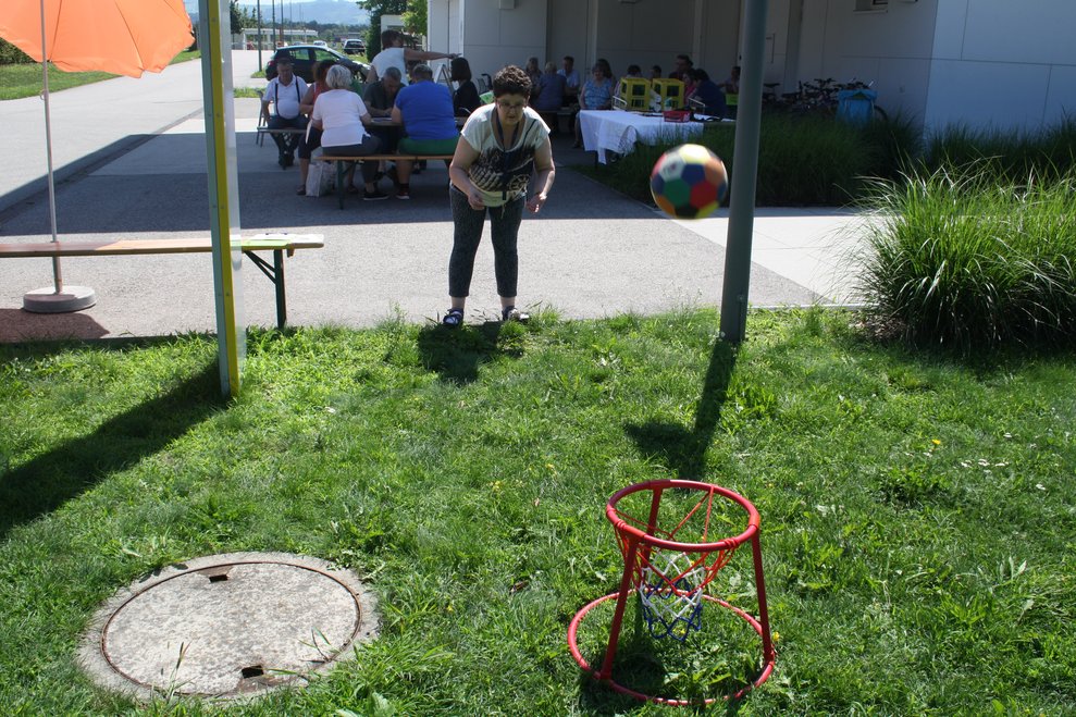 Eine Frau, die Ball spielt.