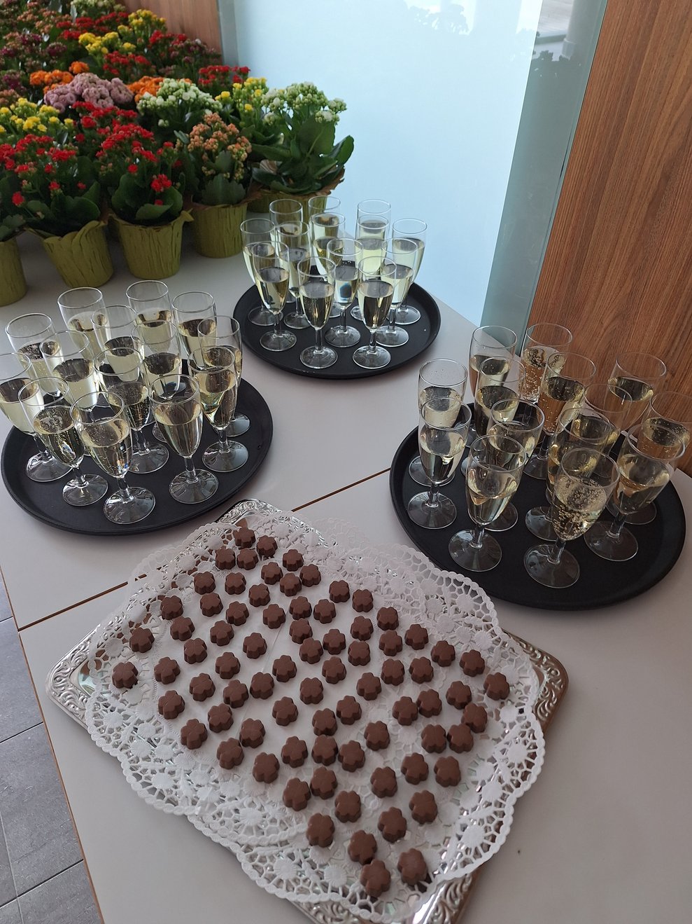 Blumen, Sekt und Pralinen - es ist alles für die Muttertagsfeier vorbereitet.