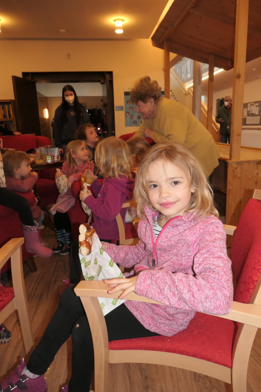 Die Kinder bei der Jause