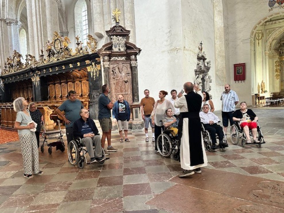 Bewohnerinnen und Bewohner sehen sich gespannt die Kirche von innen an 