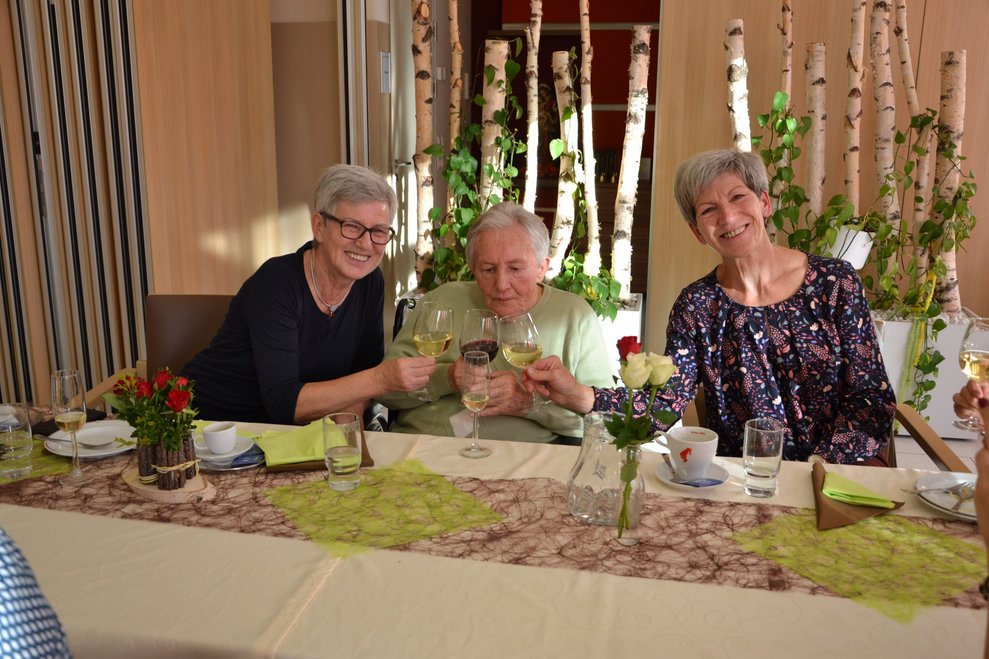 Die Töchter von Frau Anibas gratulierten zum besonderen Anlass.