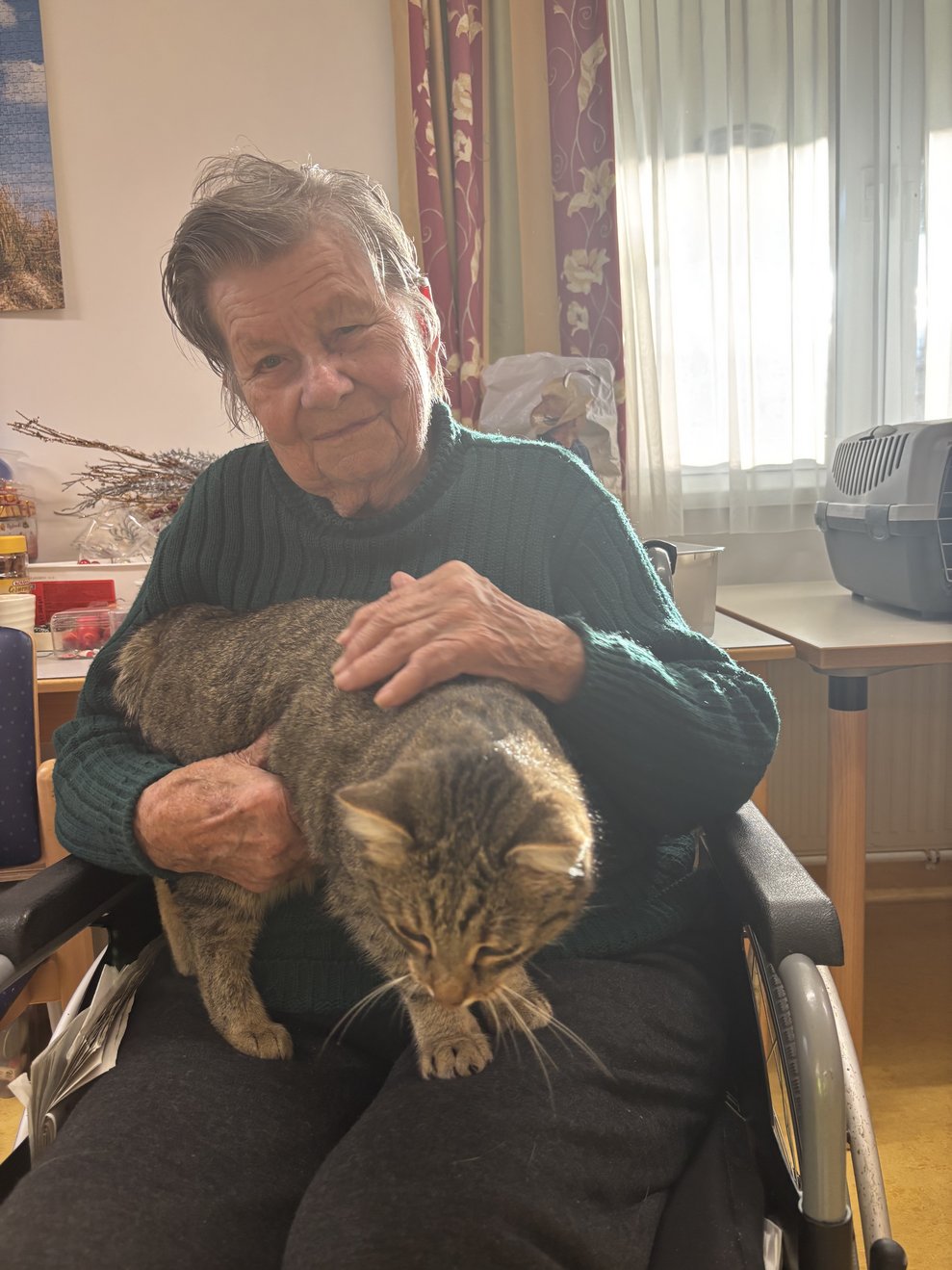 Bewohnerin freut sich sehr über den tierischen Besuch