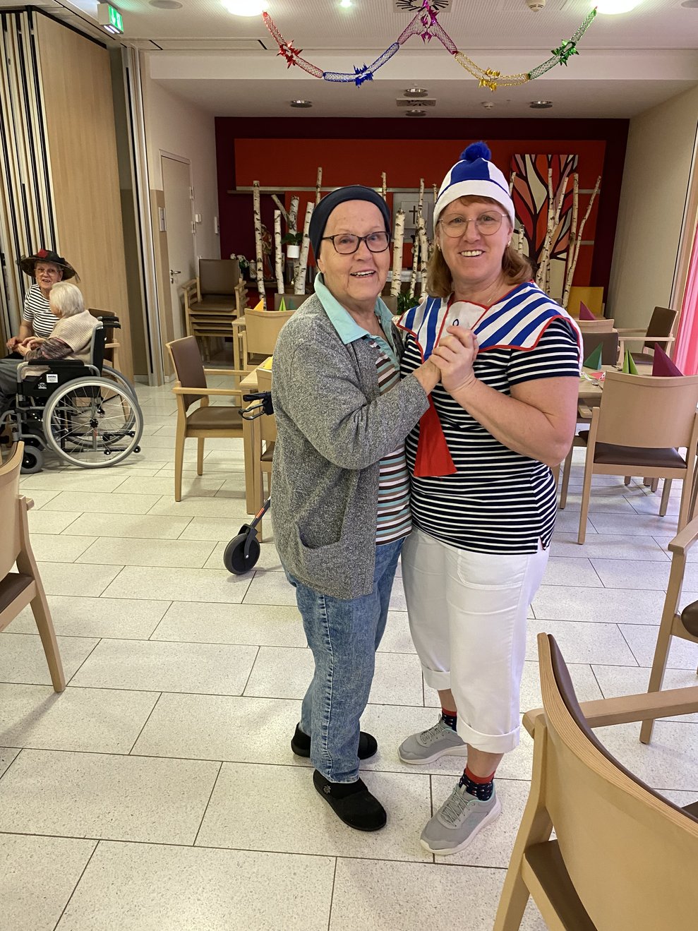 Frau Holzweber mit ihrer Tochter Elisabeth.