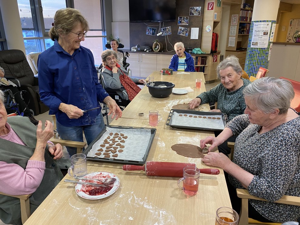 Die Mandelkekse werden mit Unterstützung von ehrenamtlicher Mitarbeiterin Marianne ausgestochen.