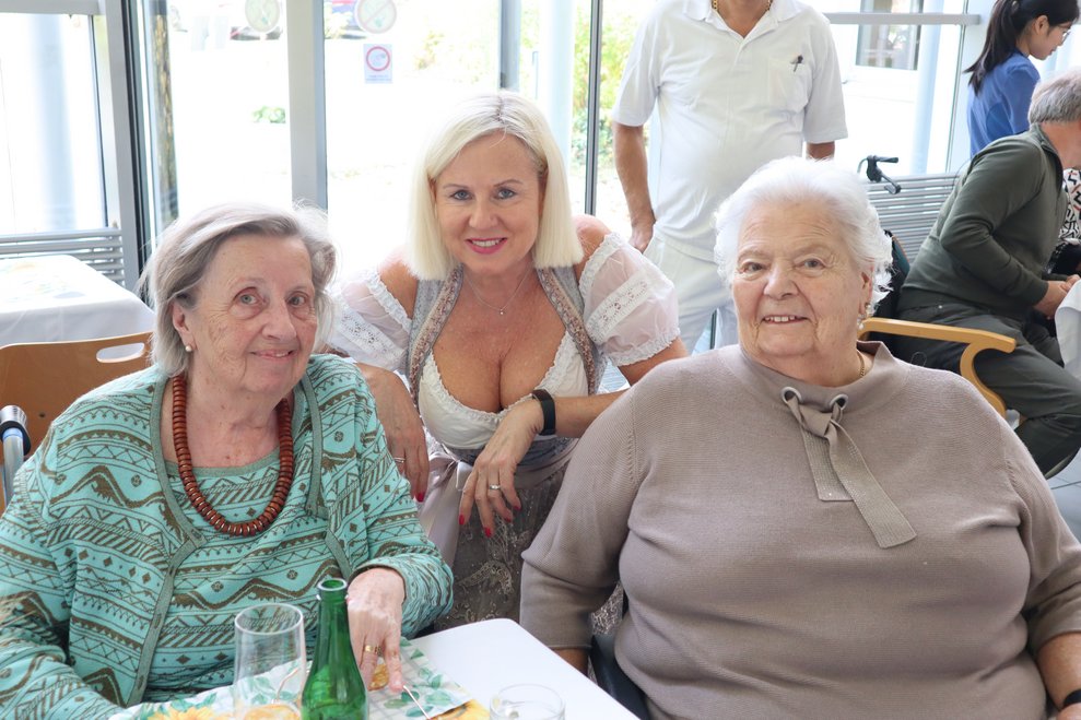 Frau Direktor Grötzl beim Plausch mit zwei Bewohnerinnen