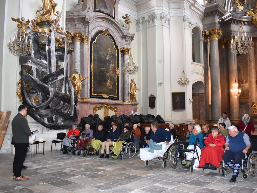 Unsere Bewohner horchten gebannt Organist Michael Seiberler zu 