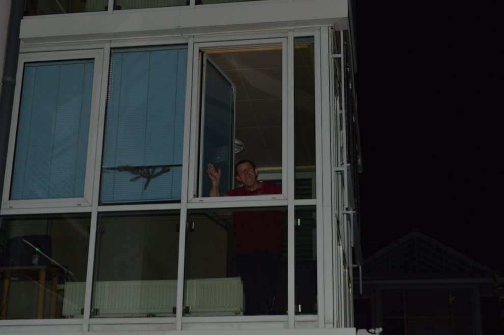 Ein Mann schaut aus dem Fenster.