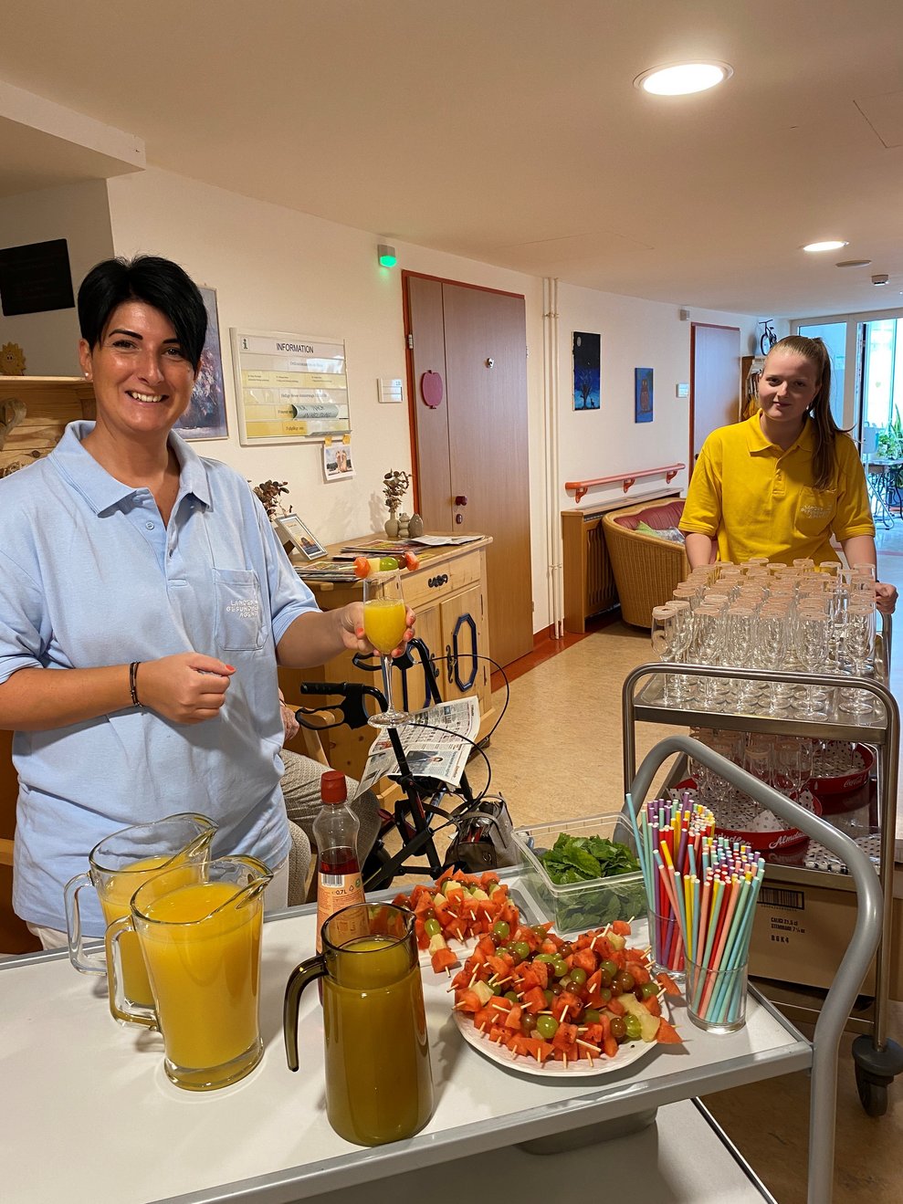 Julia und Ferialarbeitnehmerin Viktoria flitzen durchs Haus