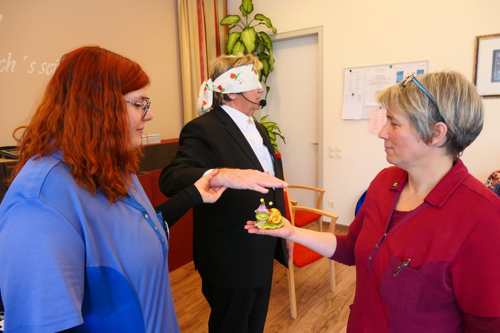 Zauberer Helmut zaubert wieder gemeinsam mit dem Publikum.