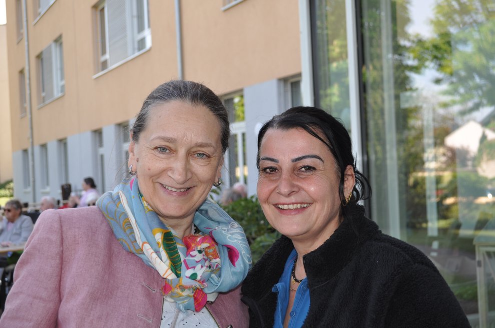 Zwei Frauen beim Fest zum Maibaum aufstellen 