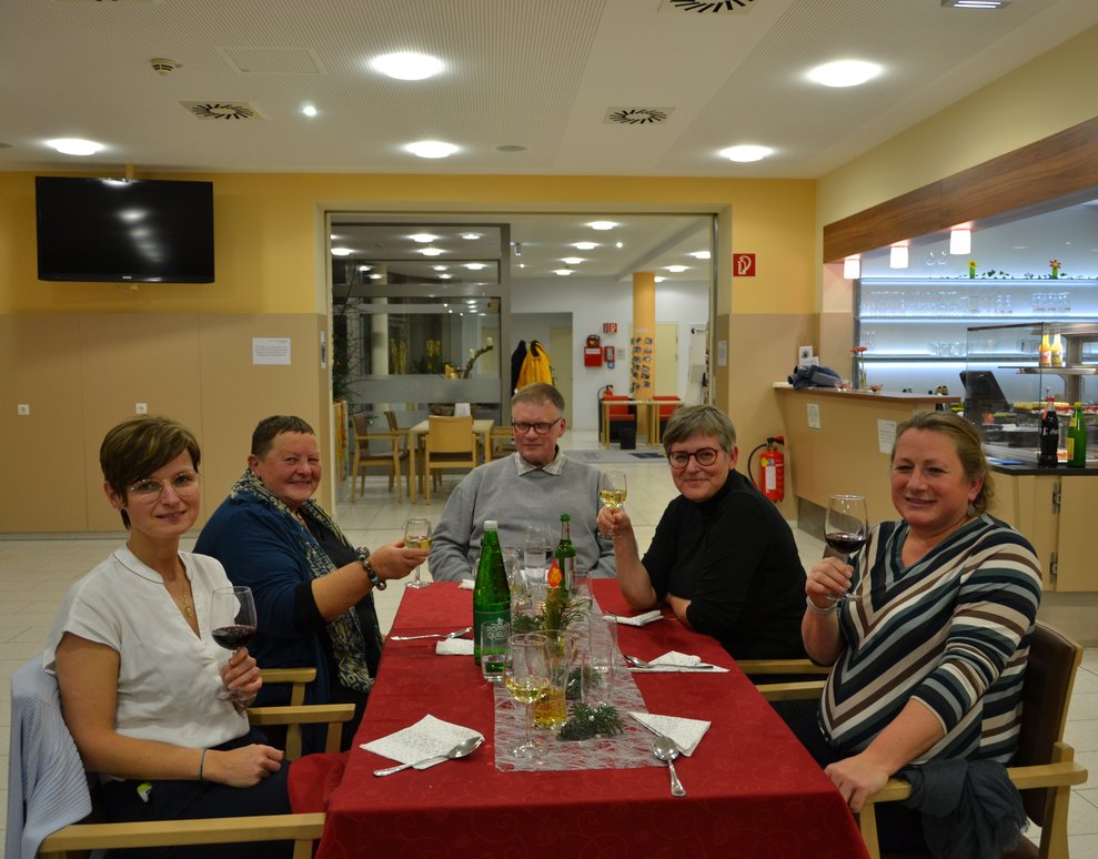 Ein Prost auf die gute Zusammenarbeit.