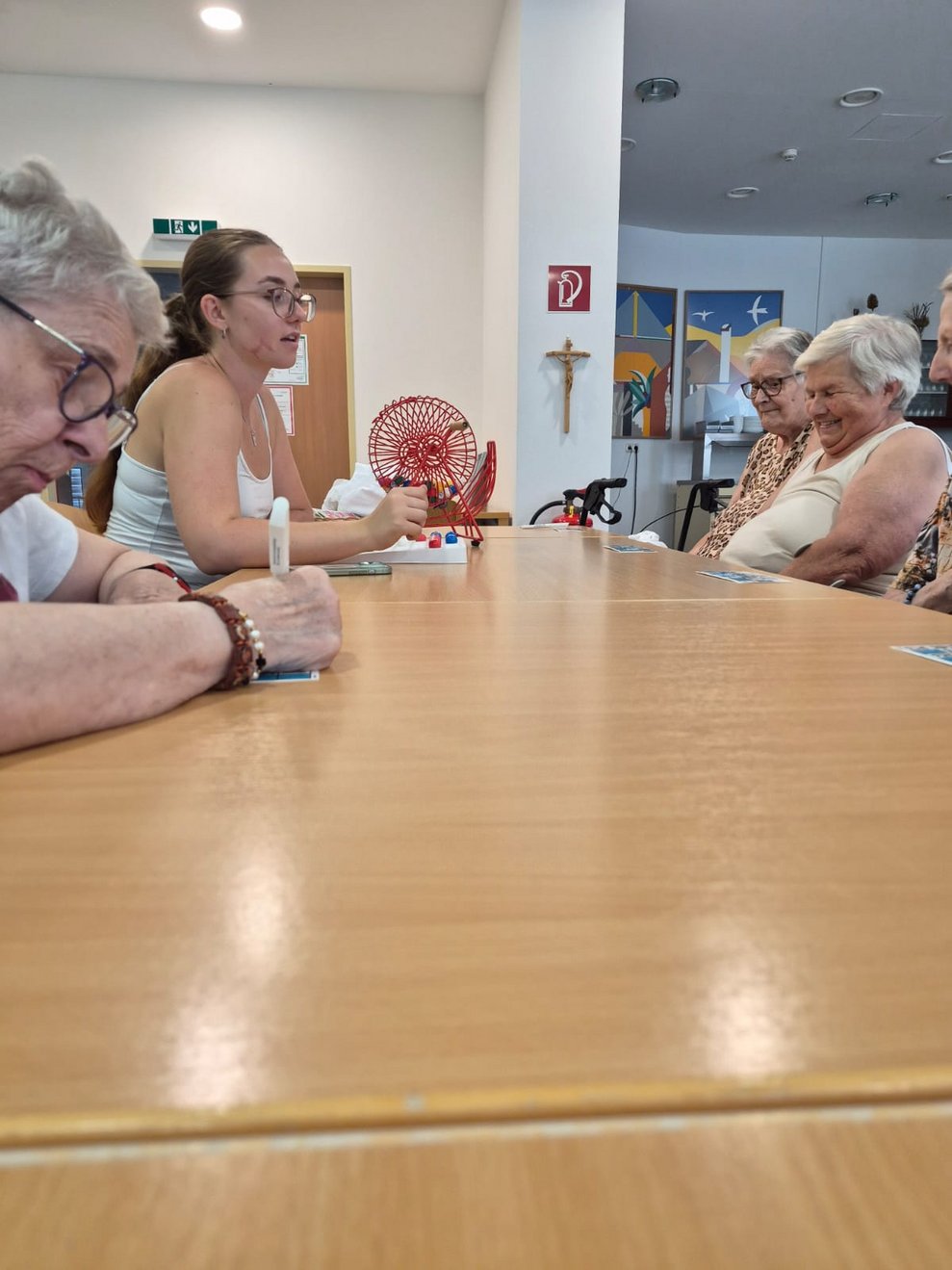 Bewohnerinnen und Praktikantin beim Bingo spielen.