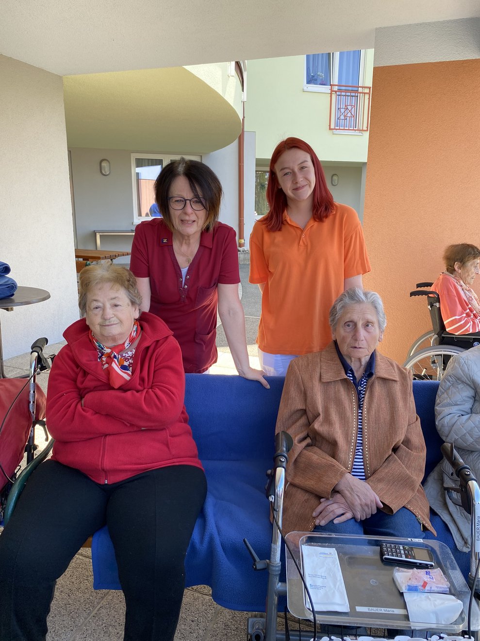 Bewohnerinnen, Mitarbeiterin Andrea und Praktikantin Katharina sind dabei