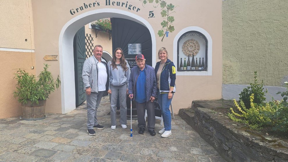 Gruppe vor Tor.