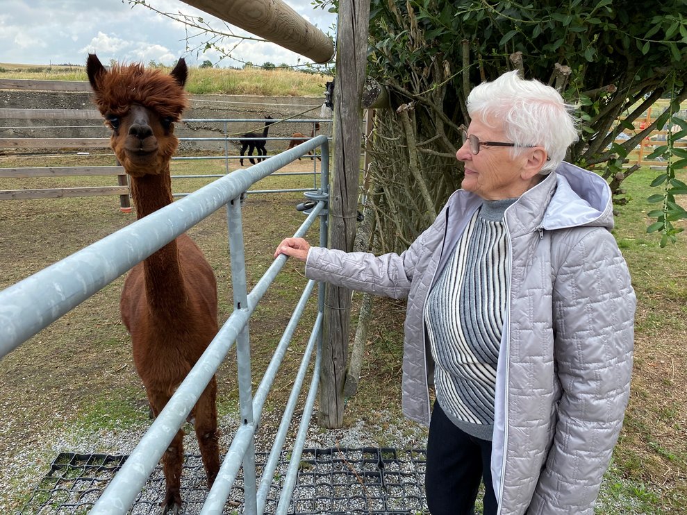 Bewohnerin ist sehr erfreut über die flauschigen Tiere