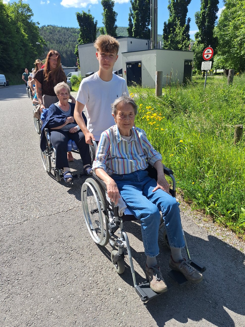 Auch unser Lehrling aus der Verwaltung, Marc Führinger, ist heute im Einsatz. Er ist mit Frau Frissneker unterwegs. Als Sportler mit ausgezeichneter Kondition ist er eine große Unterstützung bei diesem Ausflug.