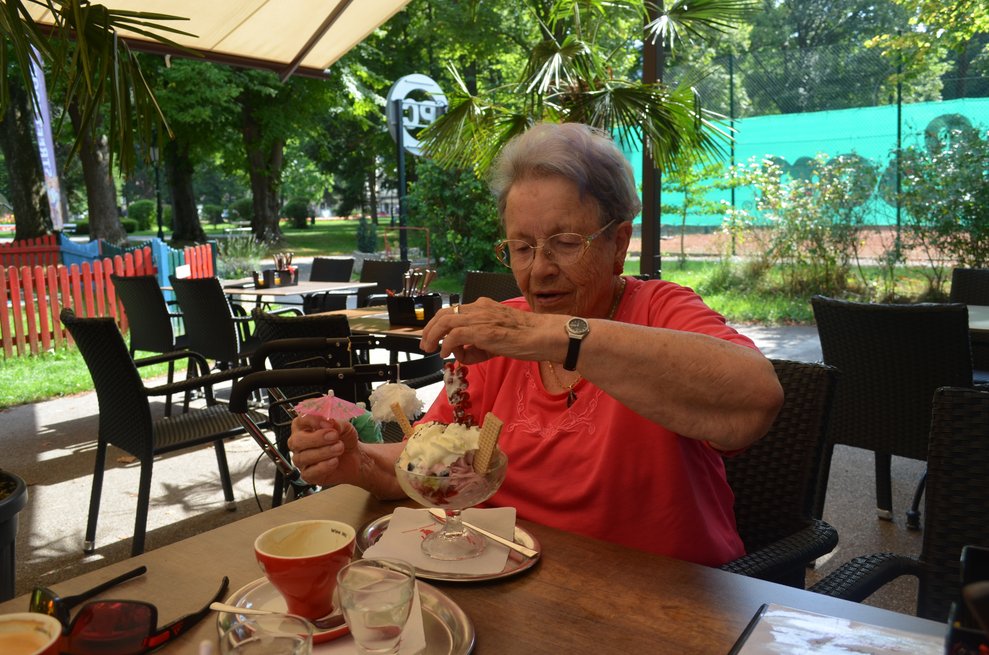 Bewohnerin bestellt sich einen Eisbecher