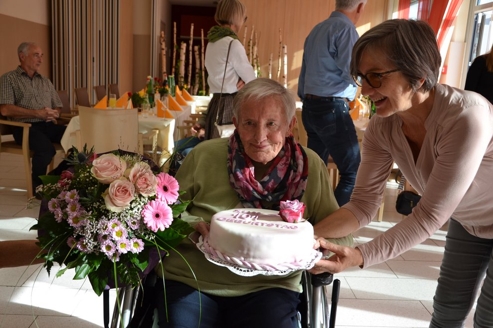 Frau Anibas mit ihrer Mohntorte, die sie sich gewünscht hat.