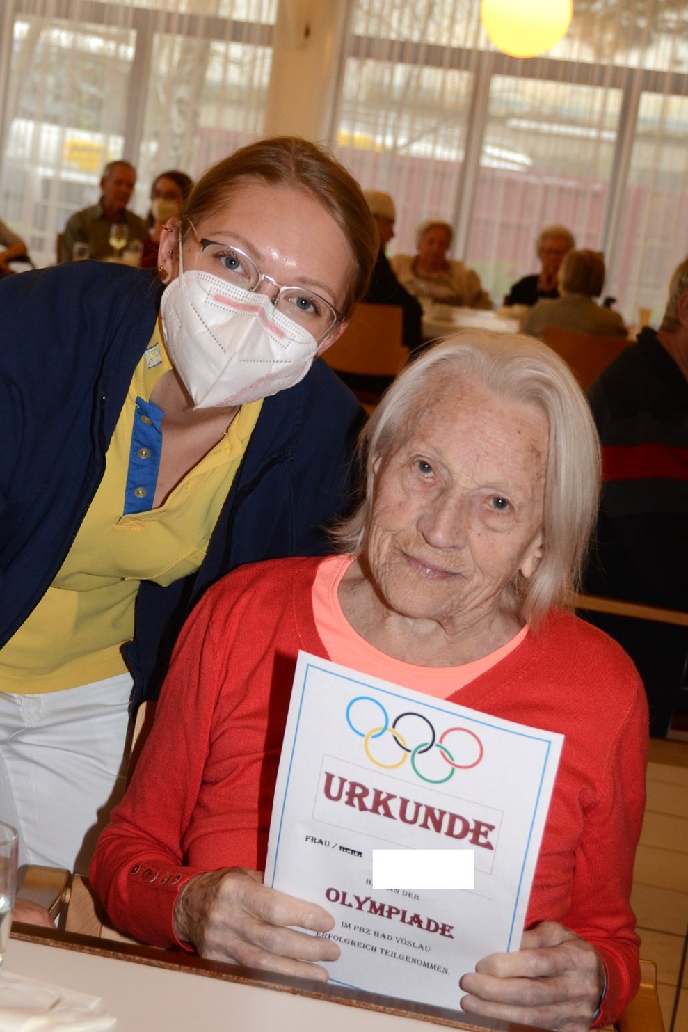 Ergotherapeutin Kathy und Bewohnerin Frau K. 