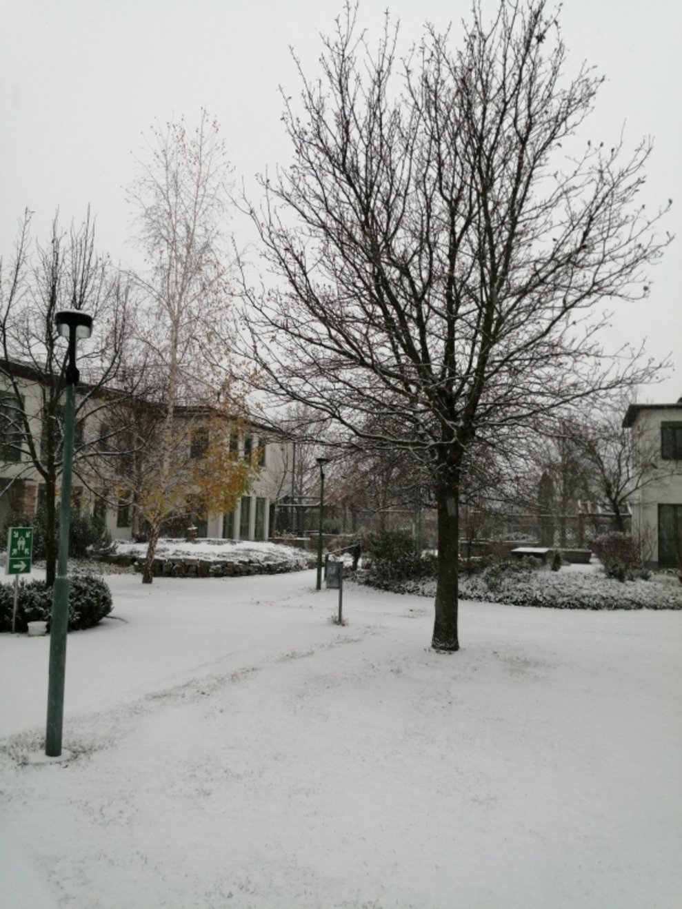 Ein Hof mit Schnee.