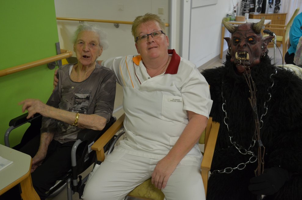 Bewohnerin, Mitarbeiteirn und Krampus 