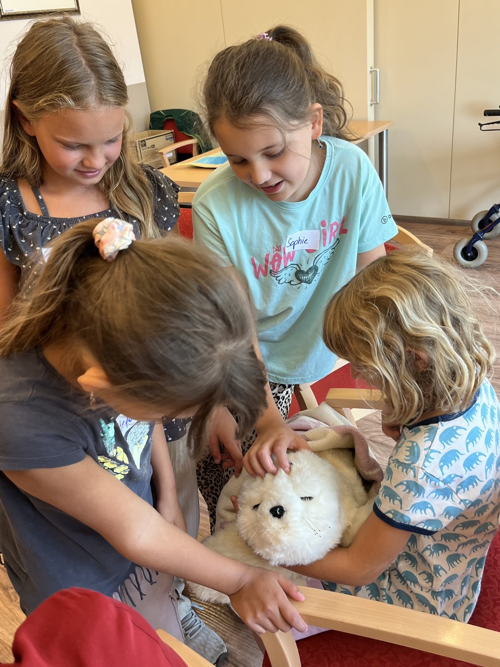 Kinder mit Therapierobbe Robbie