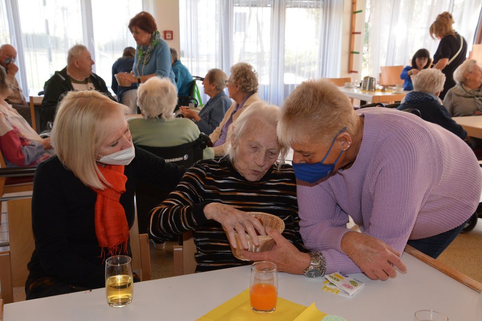 Jede Bewohnerin und jeder Bewohner konnte sich Ostereier zum "Ostereierpecken" aussuchen.
