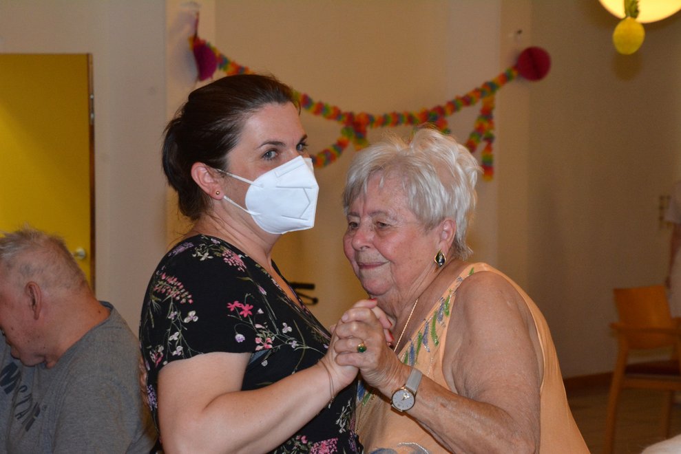 Frau Michaela Weichhart interimistische Leiterin Pflege und Betreuung mit Frau Wiesler beim Tanzen. 