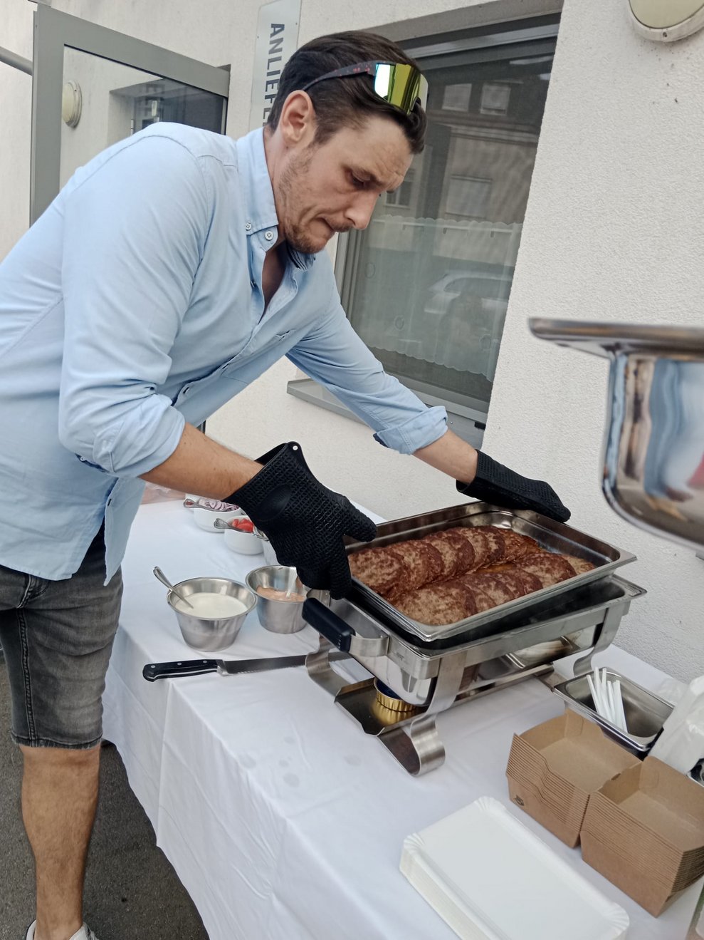 Koch mit Burger