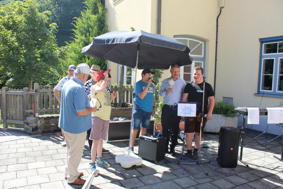 Personen singen gemeinsam