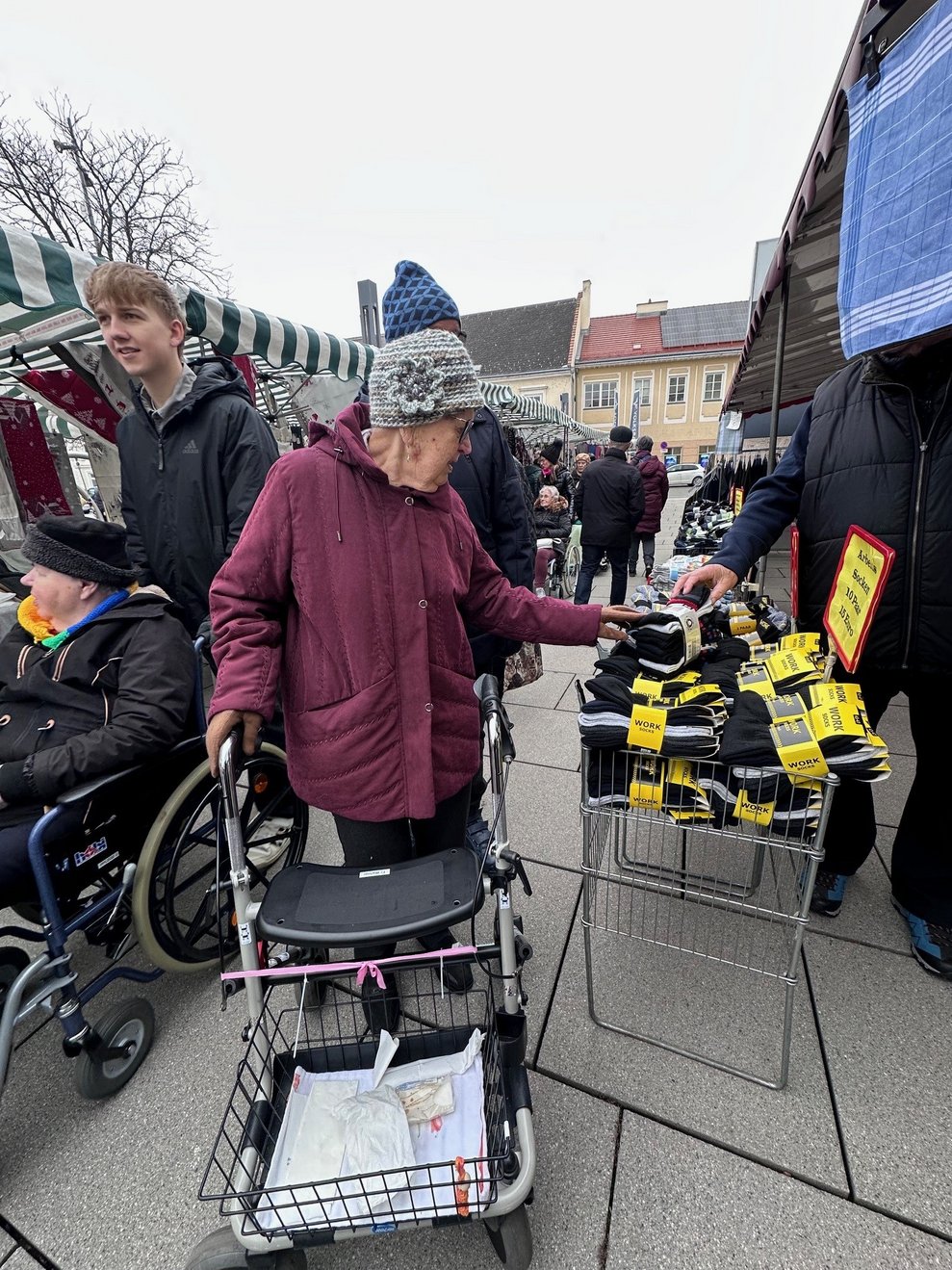 eine Dame mit Rollator beim Martini Markt