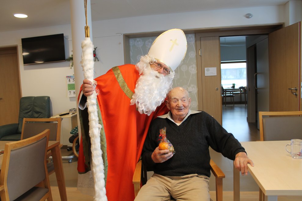 Nikolaus mit Bewohner