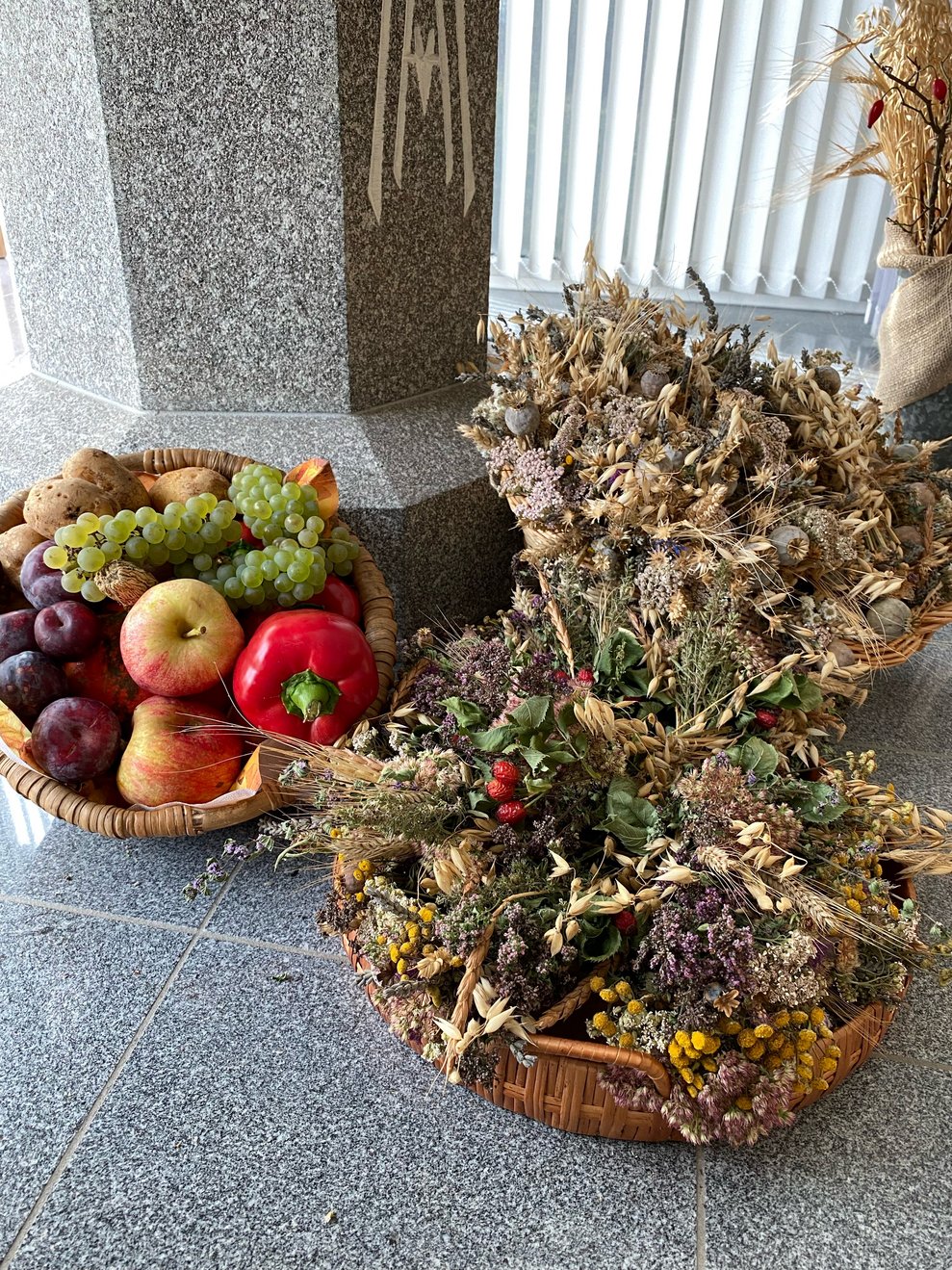 Obst und Gemüsekörbe und Erntesträußchen