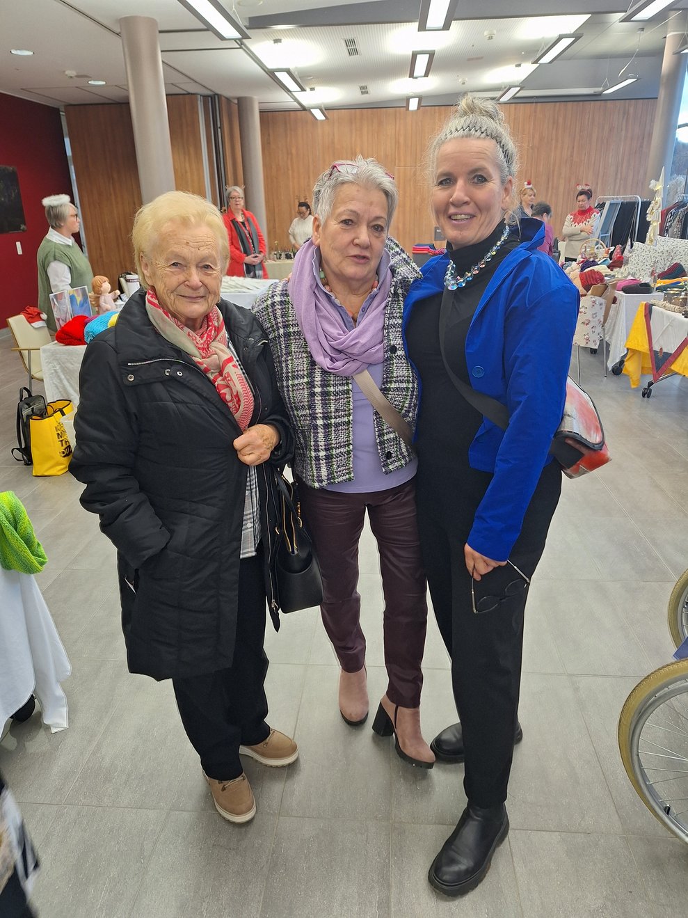 Frau Waldherr, Frau Hafenscherr und die Pflegedirektorin des UK Wiener Neustadt Frau Christa Grosz sind ebenfalls unter den zahlreichen Gästen zu finden.