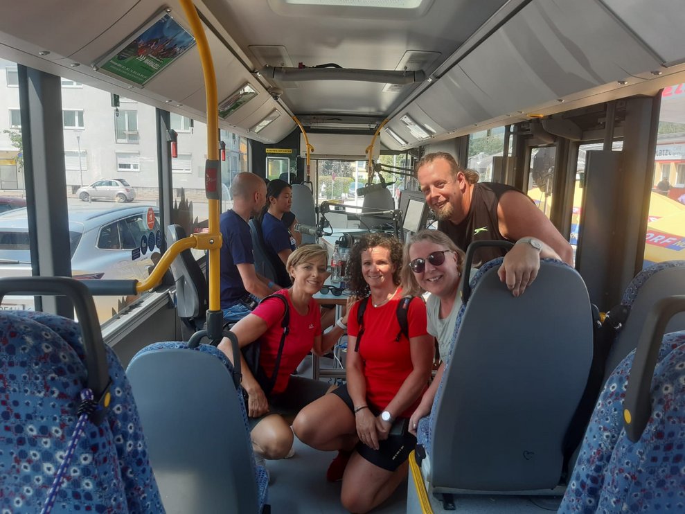4 Personen im mobilen Studio von Radio Niederösterreich.