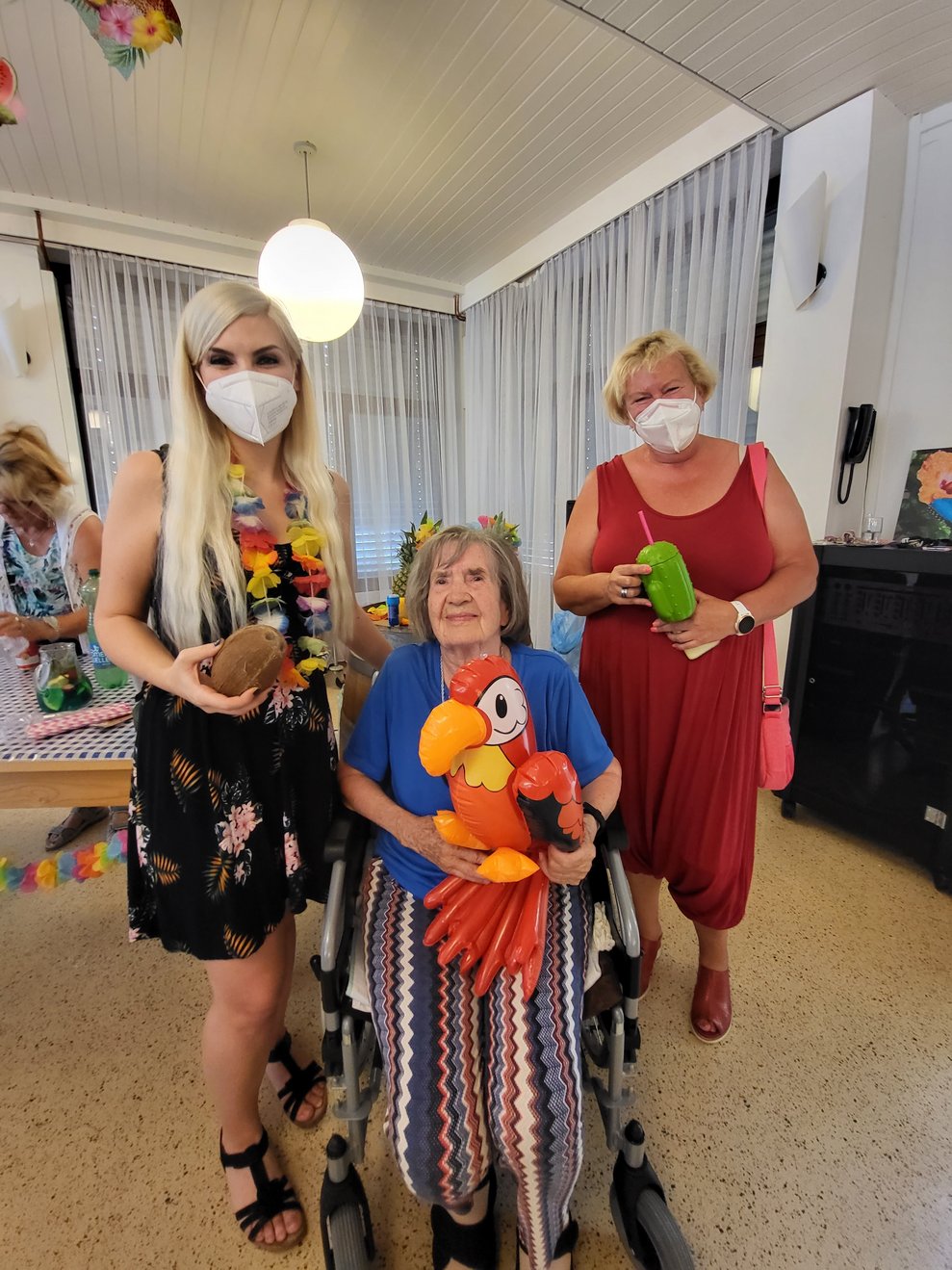 Stadträtin Frau Anita Tretthann und stellvertretende Direktorin Frau Nicole Hürzy BA posierten mit Bewohnerin Frau U.