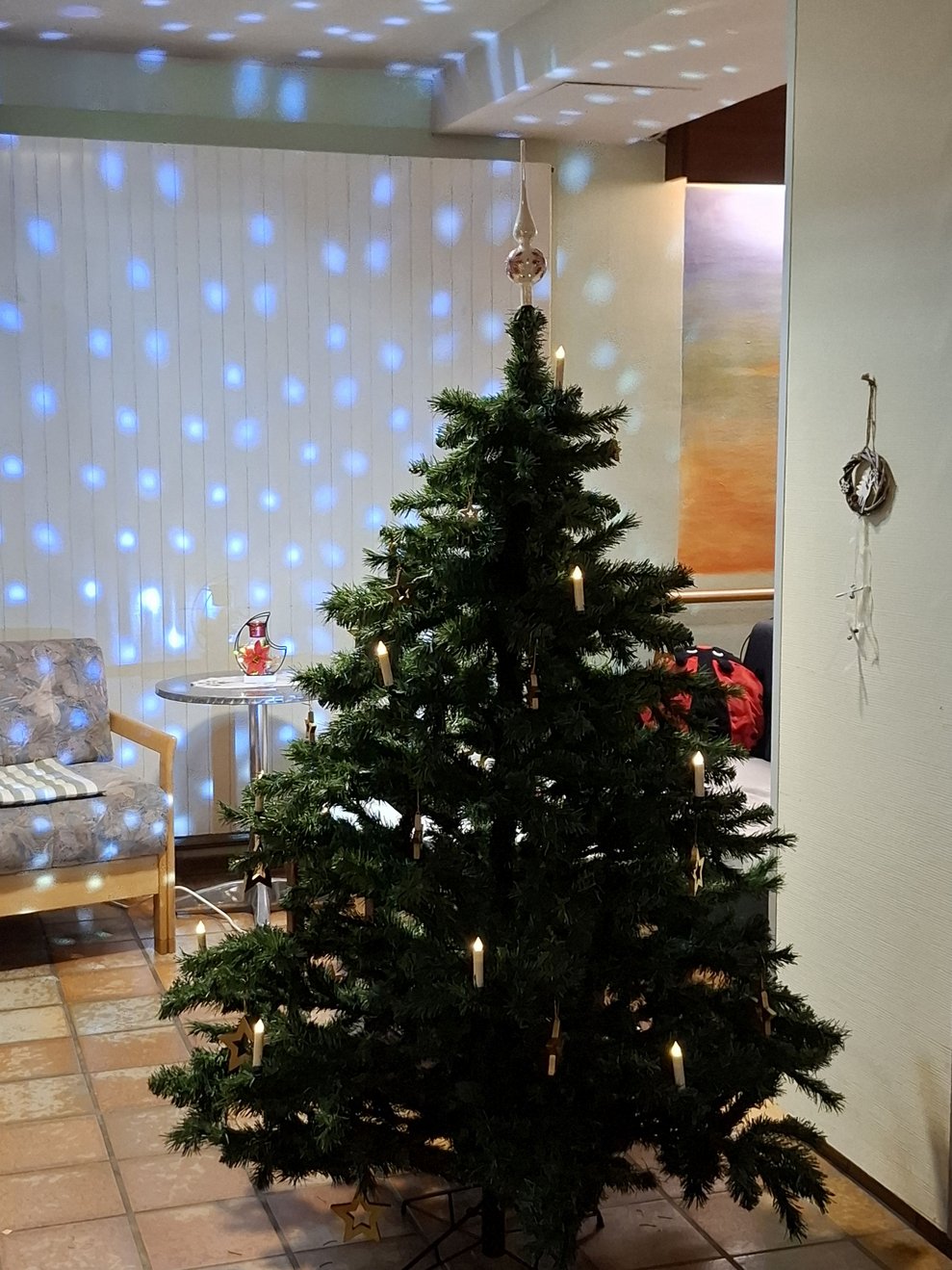 Weihnachtsmusik spielte im Hintergrund.