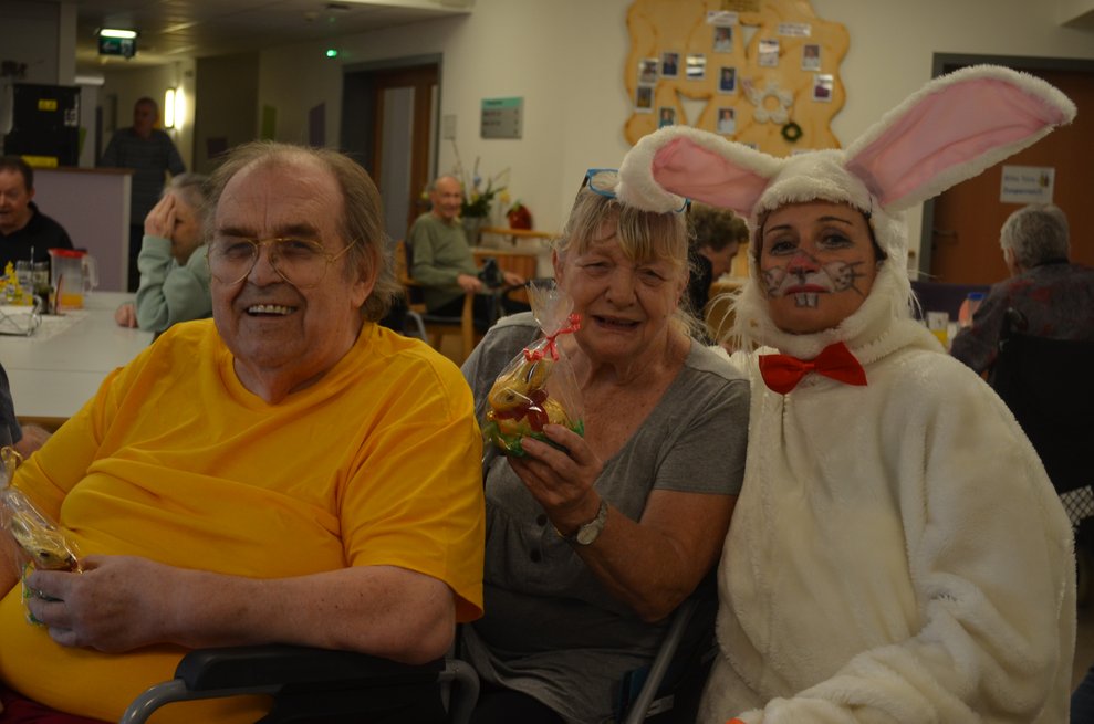 Osterhase mit Bewohnern im Speisesaal
