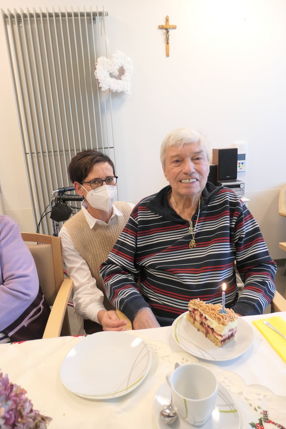 Ein Mann und eine Frau bei Tisch.