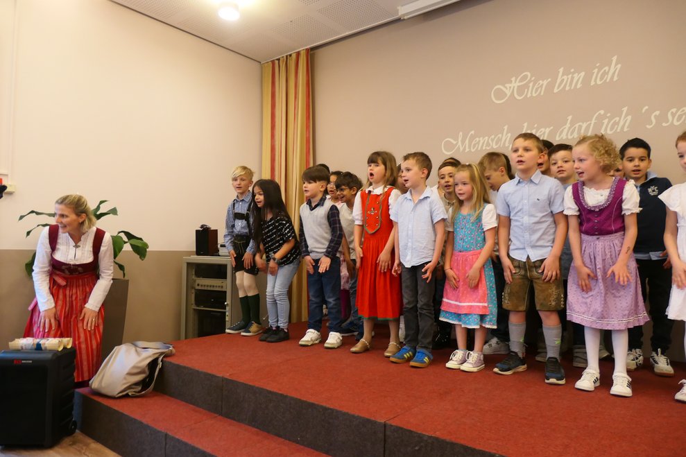 Die Kinder singen.