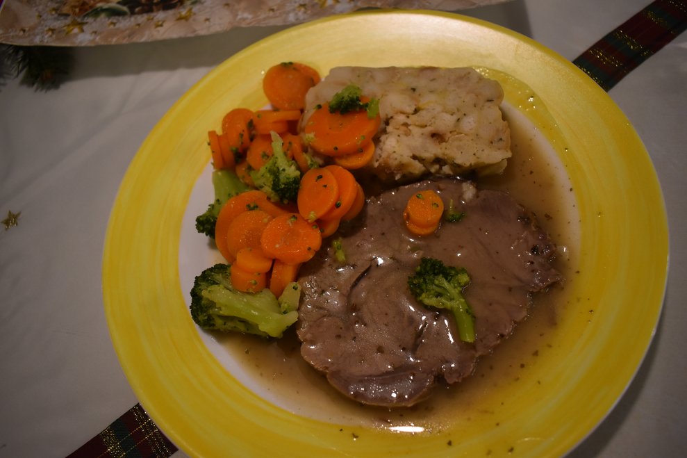Kalbsbraten, Kaisergemüse, Serviettenknödel