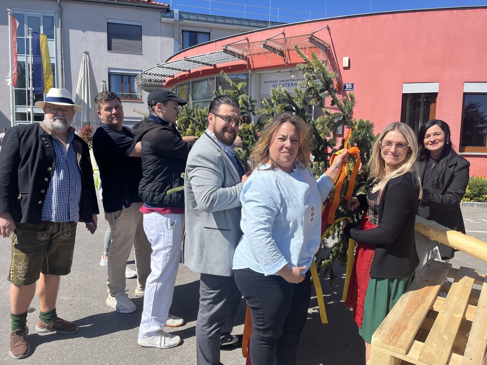 Mitarbeiter PBZ mit Maibaum