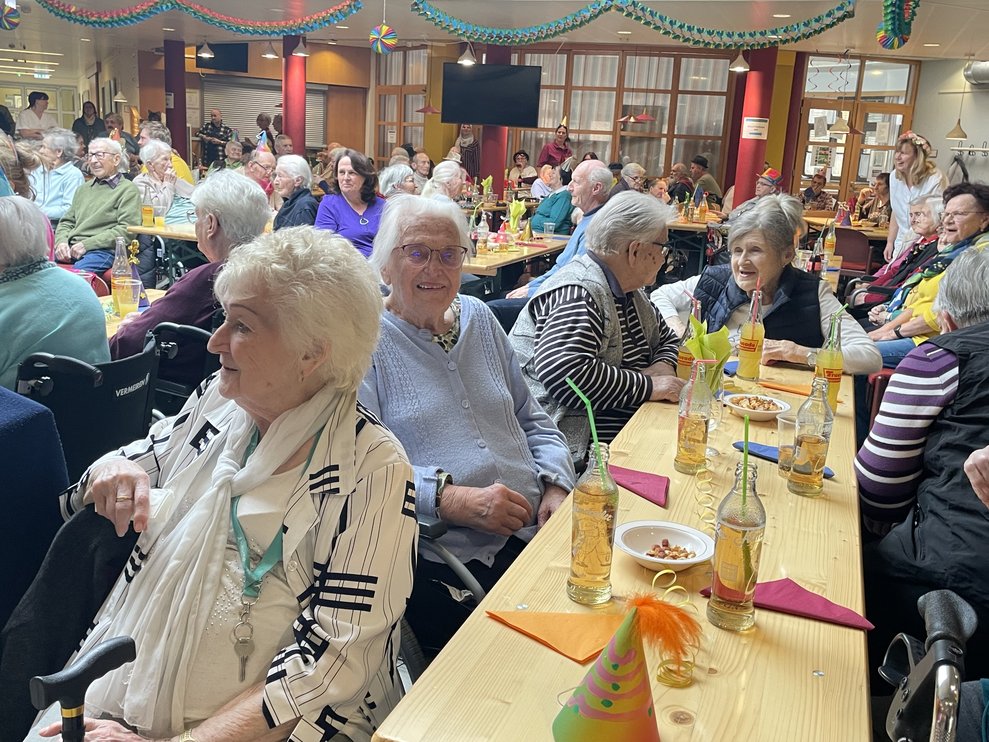 Eine Damenrunde am Tisch. 