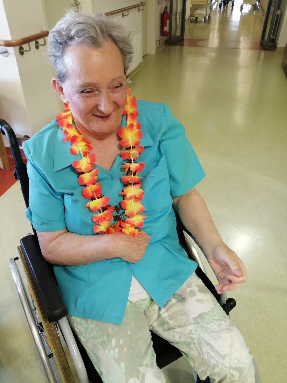 Frau Pursch genießt die gesellige Runde sehr.