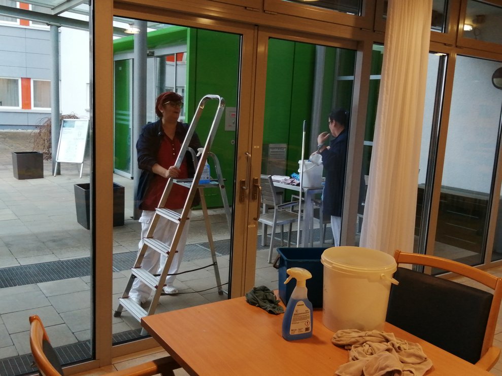 Reinigungsteam beim Fensterputzen