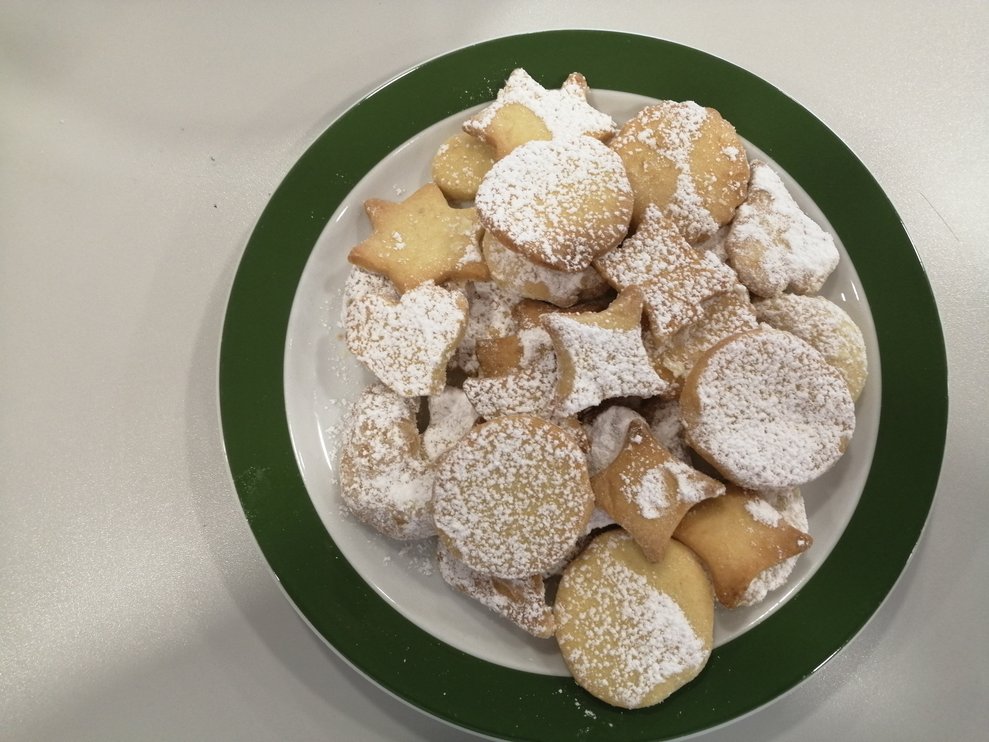 Ein Teller mit Weihnachtskeksen