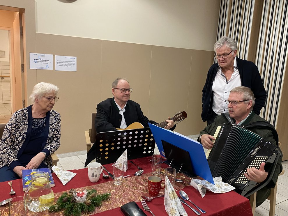 Es werden Weihnachtslieder gesungen.