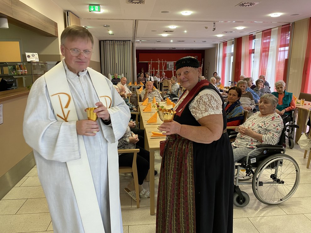 Unsere ehrenamtliche Mitarbeiterin Gisy, half beim Austeilen der Hl. Kommunion.