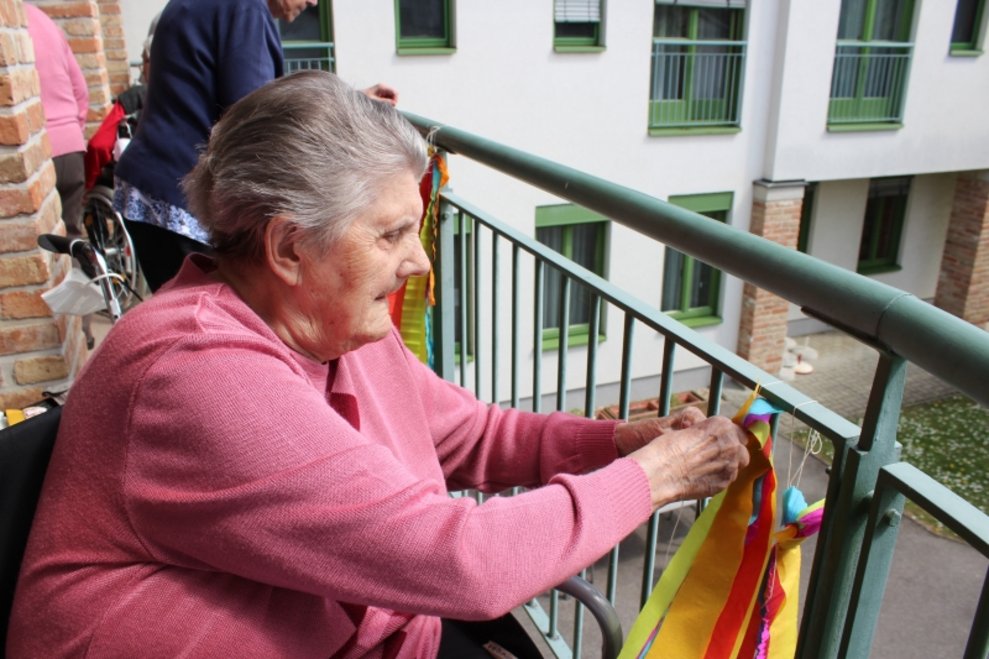 Eine Bewohnerin am Balkon.